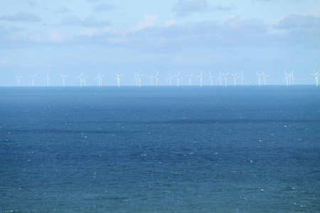 海上沿海风电场的一些涡轮机。