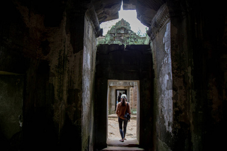 柬埔寨吴哥窟塔普罗姆。 柬埔寨吴哥窟塔普罗姆古寺，丛林树木的根与这些古老结构的砖石交织在一起，产生了超现实的世界。