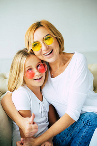 母亲和女儿戴着五颜六色的眼镜