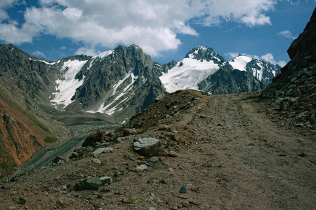 夏山峡谷靠近哈萨克斯坦阿拉木图的钦布拉克滑雪胜地