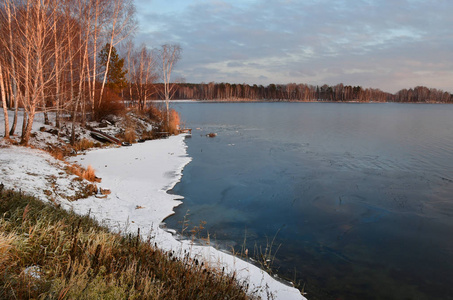 俄罗斯乌拉尔南部乌拉尔切里雅宾斯克地区UVildy湖秋晚景色