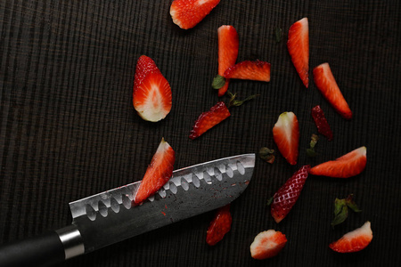 草莓和木桌上的刀