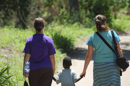 非洲儿童与游客马拉维散步