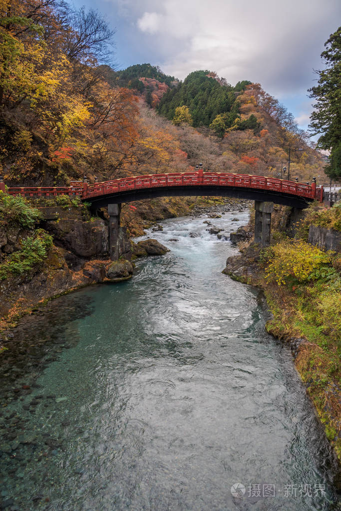 金井桥(神圣桥)在秋季穿越白天的河流. 日本三座最美丽的桥梁之一