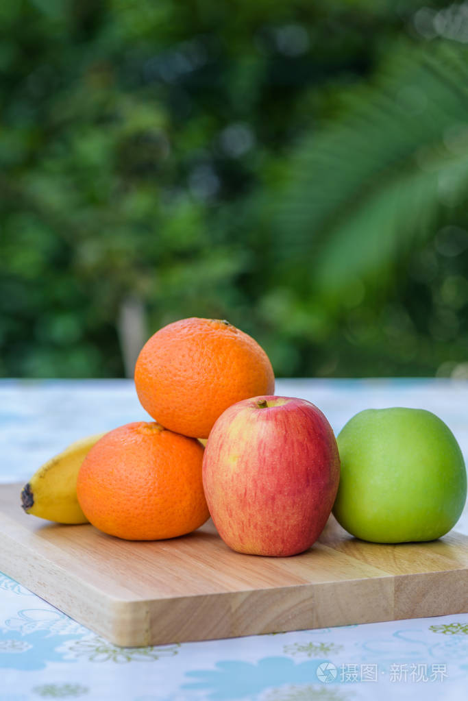 健康新鲜水果(香蕉橘子苹果)