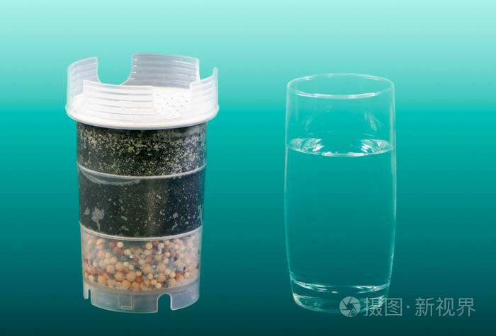 含活性炭的净水过滤器和一杯新鲜干净的饮用水