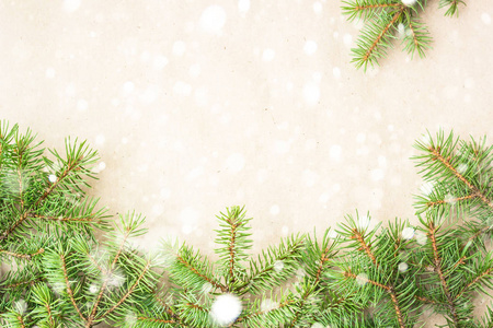 冷杉树枝与雪的边界上，轻盈的乡村背景，有利于圣诞节的背景。