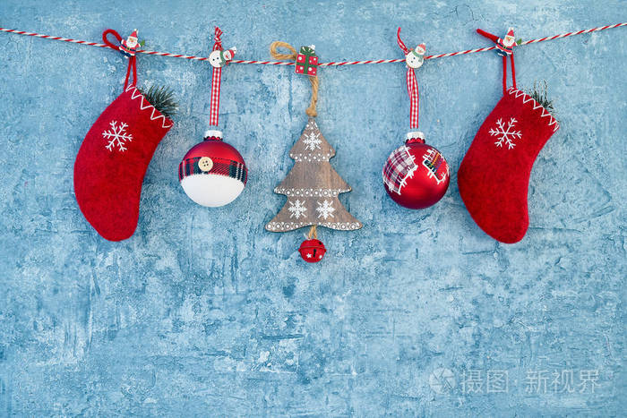 圣诞背景。 圣诞节装饰挂在蓝色背景上的绳子上。 复制空间。