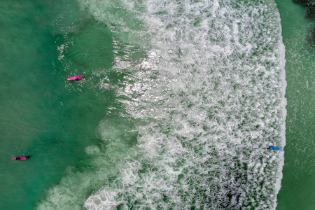热带海洋等待波中的冲浪者。 无人驾驶飞机的鸟瞰图