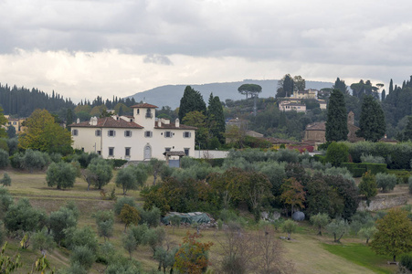 美丽的景观从上面的全景佛罗伦萨的历史观从博波利花园的角度。 博波利花园的房子的景色。