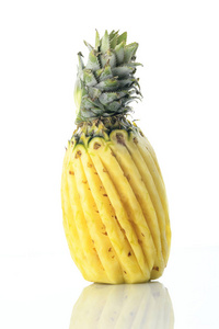 水果新鲜去皮菠萝，白色背景分离