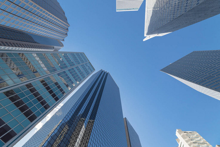 在美国达拉斯市中心商业区，摩天大楼顶着蓝天向上看。
