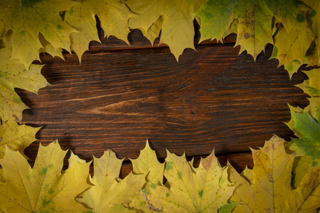 秋叶在木桌上背景，秋天的框架。