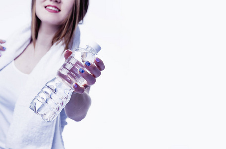 美丽的女人带着一瓶天然水。食物健康生活方式维生素概念