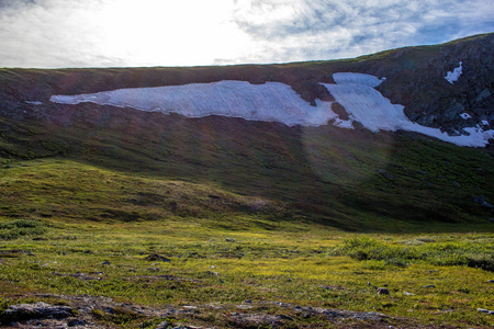 山腰上的一个大雪场..北乌拉尔的性质。千万不要在山上融化雪。夏天在乌拉尔。
