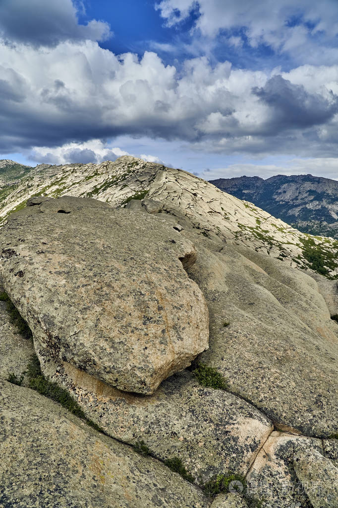 巨大的岩石和巨石的奇异形状,"月球景观"-美丽的景观石岩山周围的锡比