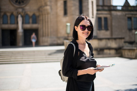 时髦的女人穿着黑色的衣服走在卢森堡老城的街道上.