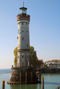 林道湖康斯坦斯港入口德语博登塞与新灯塔。 林道灯塔是康斯坦斯湖林道德国最南端的灯塔