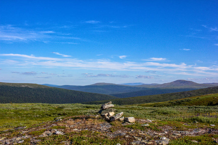 夏天在乌拉尔北部。 山和山谷的景色。 石头折叠在小径上供旅行者使用。 北部乌拉尔的性质。
