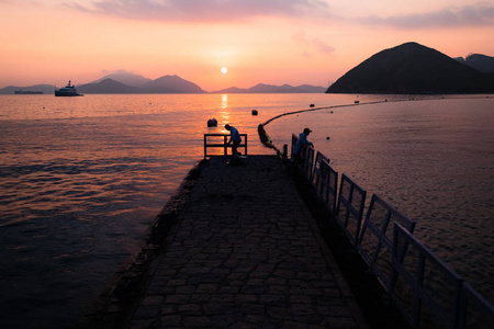 香港浅水湾夕阳沙滩上的人影