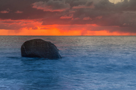 戏剧性的云，红色的地平线到波罗的海的日出。 它离自然公园很近
