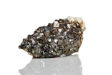 白色背景上的宏观矿物石砷黄铁矿照片