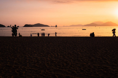 香港浅水湾夕阳沙滩上的人影