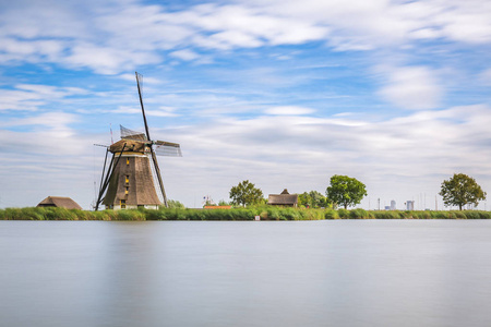 风景与云天和一个古老的荷兰传统风车位于鹿特丹附近的罗特梅伦湖。