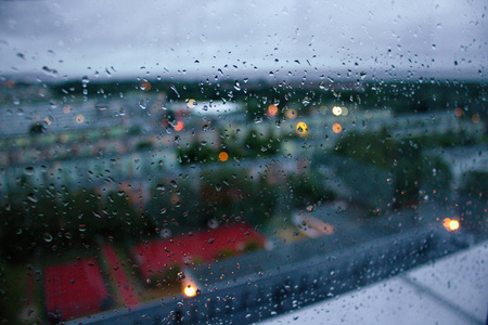 雨点落在玻璃上。 雨滴在窗外的玻璃雨上，秋天，忧郁的雨天，冷漠的阴天，寒冷的天空。 窗外的雨天。 乌云中阴沉的天空。 雨季和雨季