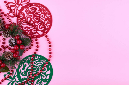 新年组成与松果珠和浆果。 圣诞节概念背景。 平躺顶部的节日静物。