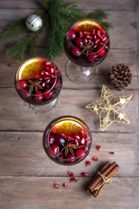 红色桑格里亚与橘子，石榴籽，蔓越莓，迷迭香和香料，自制节日饮料，覆盖葡萄酒，为圣诞节。