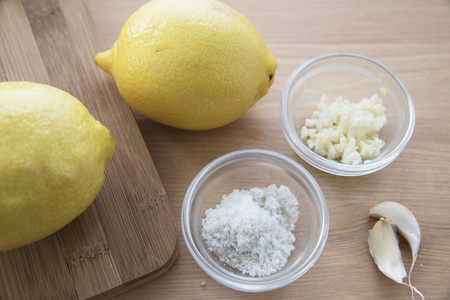 用柠檬和大蒜平锅烹饪，有复制空间。