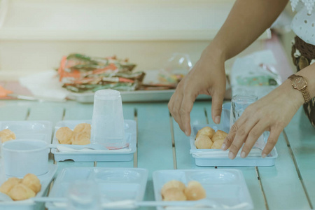 妇女为会议午休准备零食和饮料