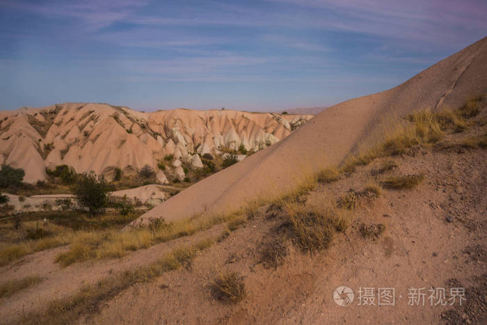 卡帕多西亚火鸡乌希萨尔附近的如画的沙山。 山谷里美丽的风景。