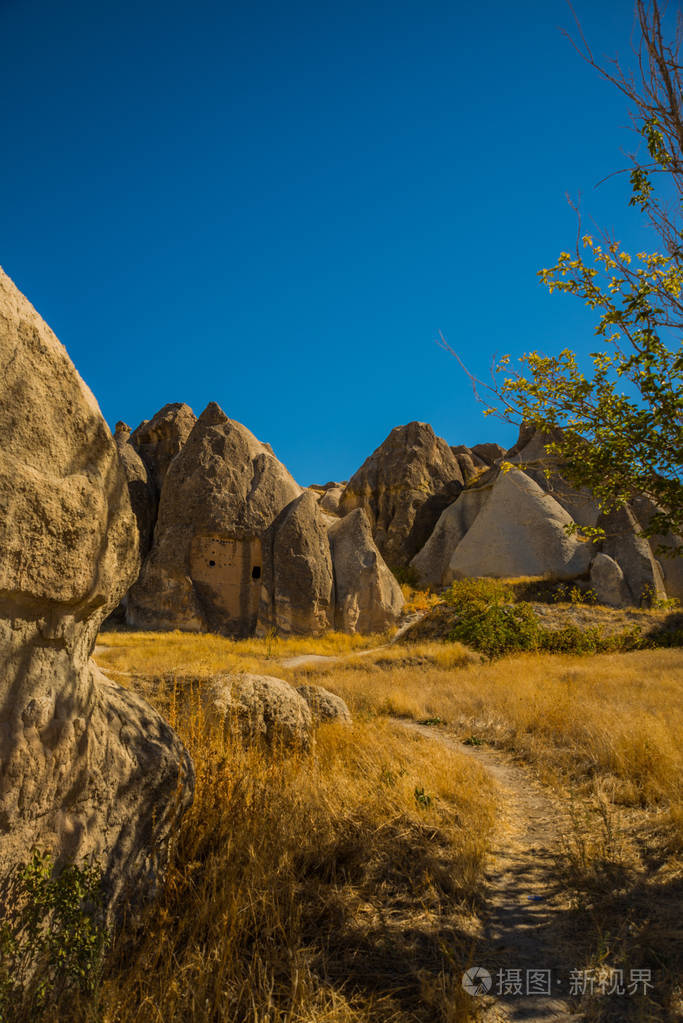 戈尔梅地区安纳托利亚土耳其美丽的山谷景观与岩石的房子阳光明媚的
