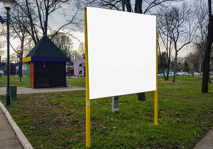 大型空白广告横幅标志城市公共白色隔离剪裁路径广告模板模拟
