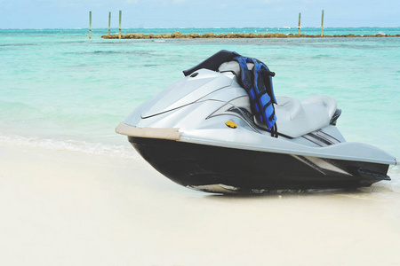沙滩上的水上摩托车。拿骚，巴哈马。