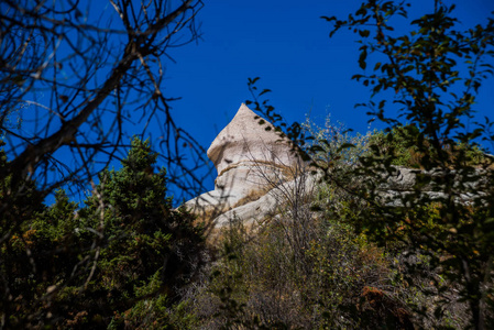 泽米山谷戈雷梅地区安纳托利亚土耳其卡帕多西亚美丽的景观和白色岩石在夏季蓝天。