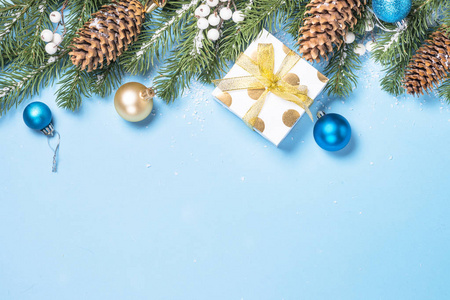 圣诞节背景冷杉树和装饰在蓝色顶视图