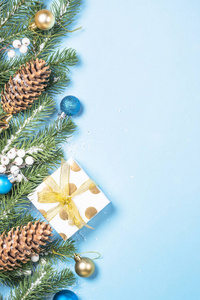 圣诞节背景冷杉树和装饰在蓝色顶视图