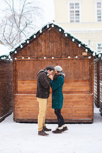 在雪下相爱的夫妇。 他温暖了她的手。