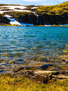 山湖瀑布。 挪威极光和Laerdal之间的风景区。 国家旅游路线极光。