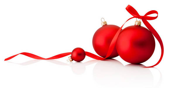 三个红色的圣诞装饰包与丝带弓隔离在白色背景上