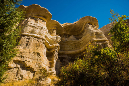 泽米山谷戈雷梅地区安纳托利亚火鸡在阳光明媚的夏季天气，蓝天上不寻常和美妙的岩石。