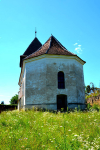 强化中世纪萨克森教堂在村民特兰西瓦尼亚。 该定居点是萨克森殖民者在12世纪中叶建立的
