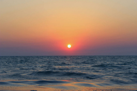 美丽的自然背景。 海景。 美妙的日出。 海洋背景。 自然旅行的概念。