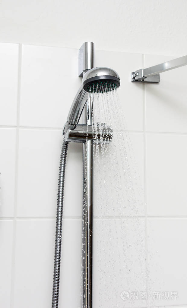 浴室里有喷水或水流的淋浴.