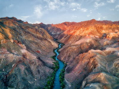哈萨克斯坦东南部查林峡谷的河流，于2018年8月拍摄于HDR