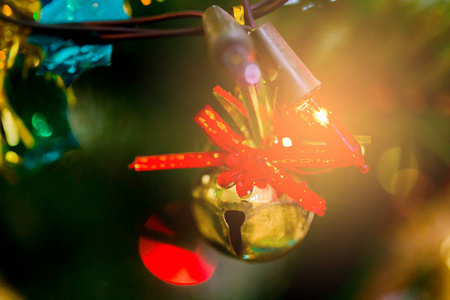 照耀钟和圣诞树作为圣诞节的背景。 新年假期背景。