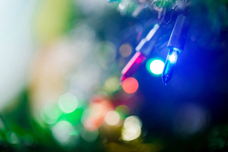灯和照耀圣诞树作为圣诞节的背景。 新年假期背景。